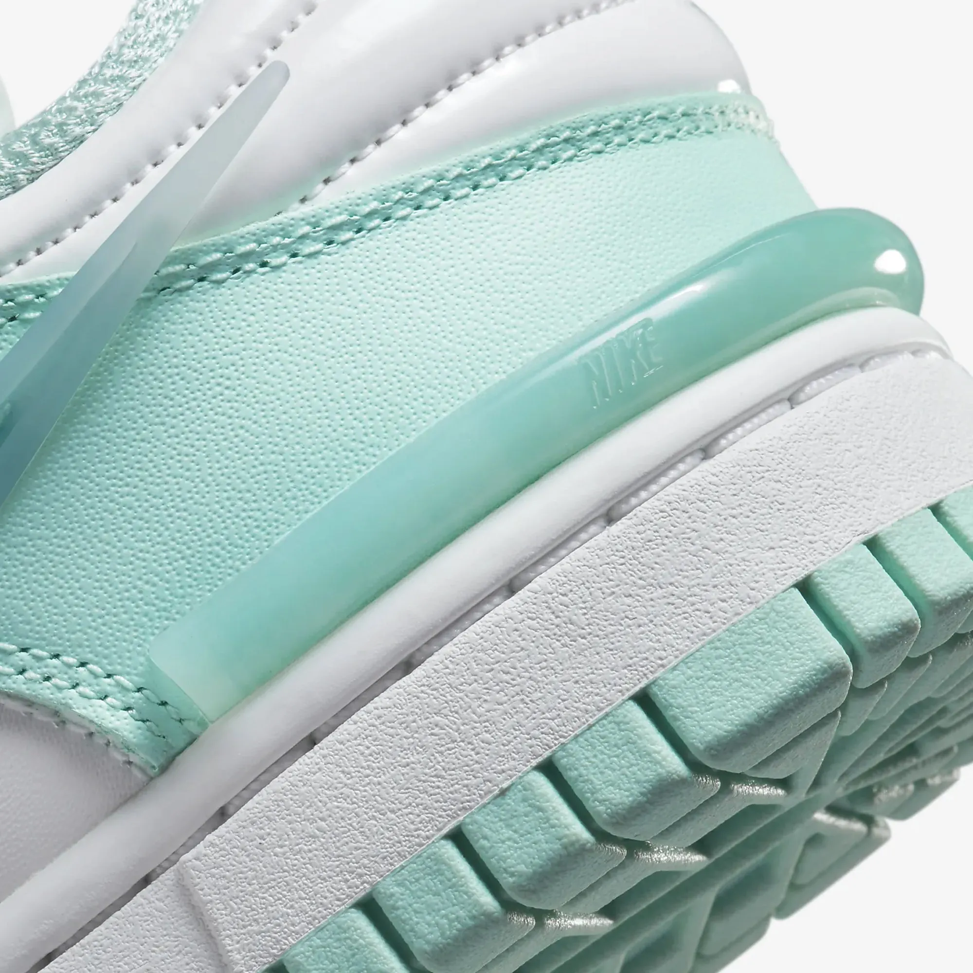 Nike | WMN'S DUNK LOW TWIST  { SUMMIT WHITE/JADE ICE